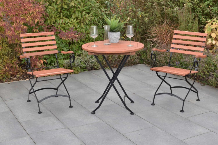 Gartensitzgruppe mit Klapptisch und zwei Klappstühlen auf einer Terrasse