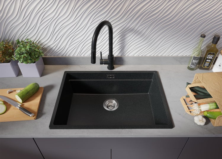 Spüle mit Armatur in einer Küchenszenenansicht mit Gemüse und Dekor