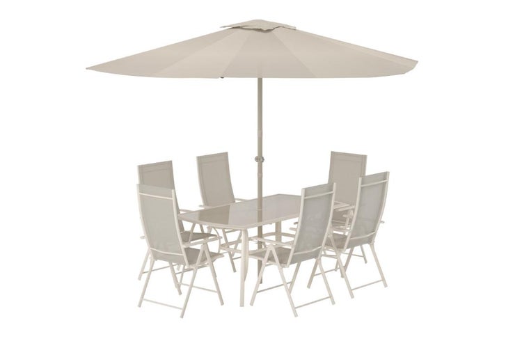 Gartenmöbel-Set bestehend aus einem rechteckigen Tisch mit Glasplatte, sechs Klappstühlen und einem Sonnenschirm.
