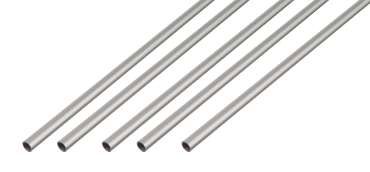 Fünf runde Aluminiumrohre nebeneinander