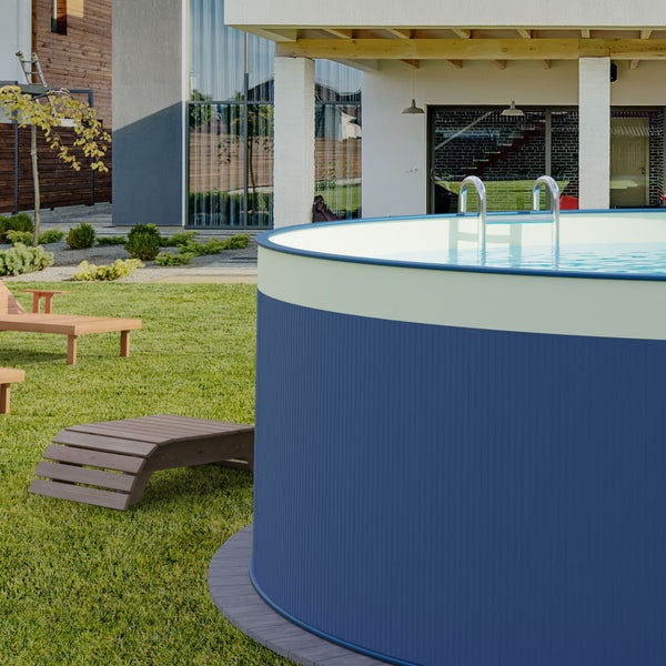 Szene im Garten mit Aufstellpool, Leiter und Sonnenliegen auf Rasen