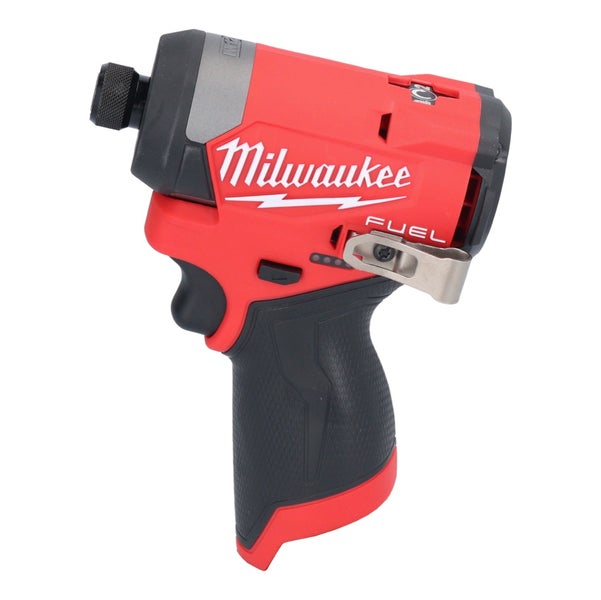 Milwaukee M12 FUEL Akku-Schlagschrauber mit ergonomischem Griff und praktischem Gürtelclip für effizientes Arbeiten.