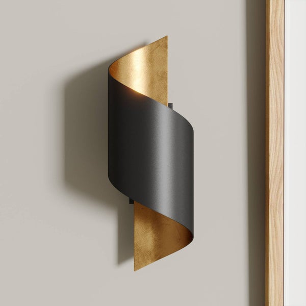 Moderne Wandleuchte aus Metall in geschwungener Form, außen schwarz matt und innen goldfarben.