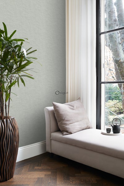 Wohnzimmer mit hellgrauer Textiltapete, Fenster und Zimmerpflanze