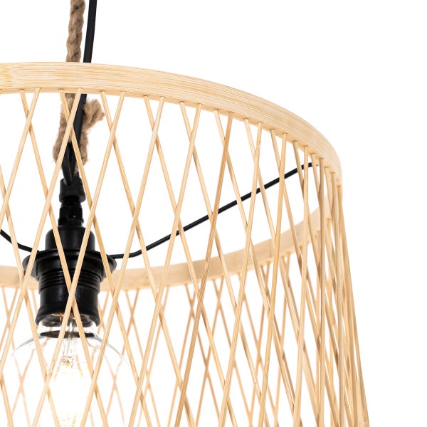 Pendelleuchte mit Schirm aus hellem Bambusgeflecht, schwarzer Fassung und Hanfseil-Aufhängung.