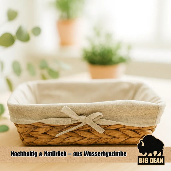Geflochtener Aufbewahrungskorb aus Wasserhyazinthe mit Stoffeinlage und Schleife, nachhaltig und natürlich, Big Dean Logo.
