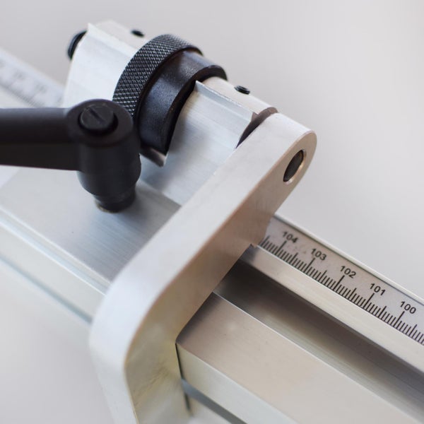 Detailaufnahme eines Werkzeugs mit Messskala