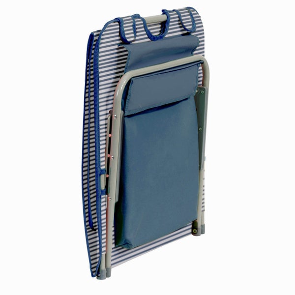 Zusammengeklappte Strandmatte mit gestreiftem Stoffbezug, Metallrahmen und Trageschlaufen.