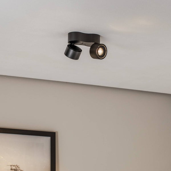 Zweiflammiger Deckenstrahler in Schwarz mit verstellbaren, zylindrischen Spotköpfen, montiert an einer hellen Decke.