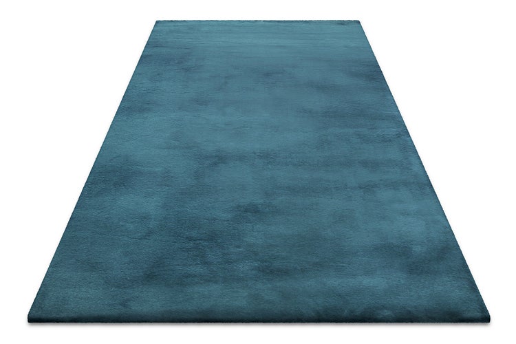 Weicher, blauer Hochflor-Teppich in rechteckiger Form.