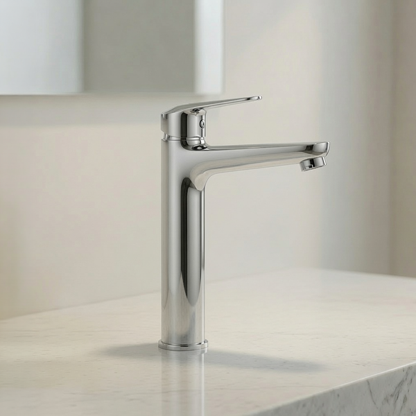 Hohe Waschtischarmatur aus Chrom mit Einhebelmischer auf einer hellen Platte in einem modernen Badezimmer.