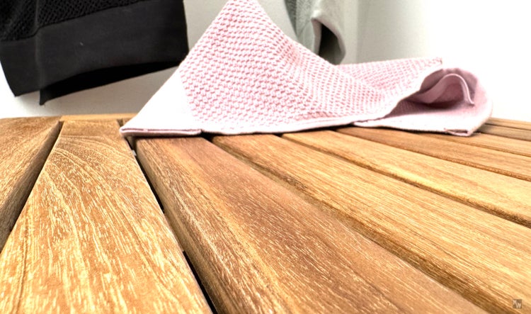 Holzablage mit Textilien im Badezimmer