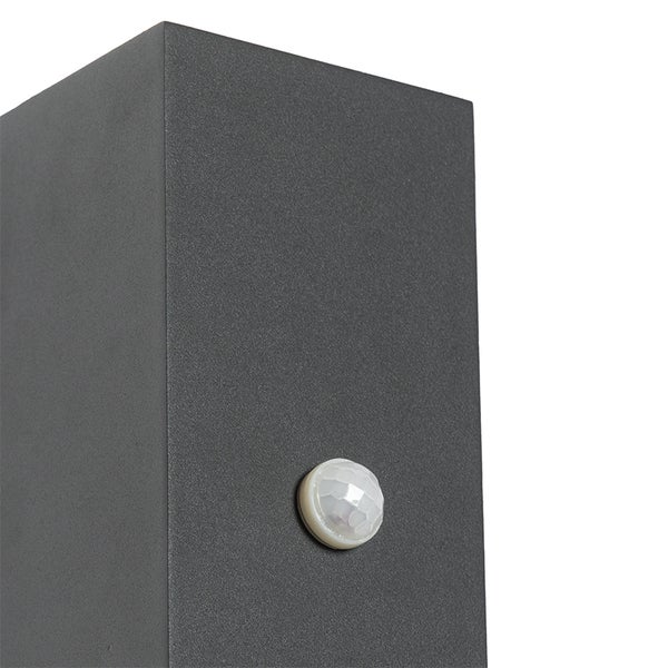 Detailansicht des Bewegungsmelders an einer anthrazitfarbenen Außenwandleuchte aus Metall.
