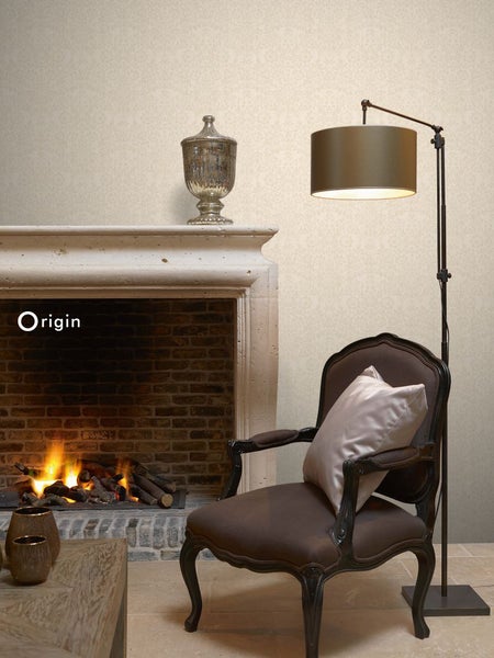 Wohnzimmer mit Kamin, Lampe und Sessel