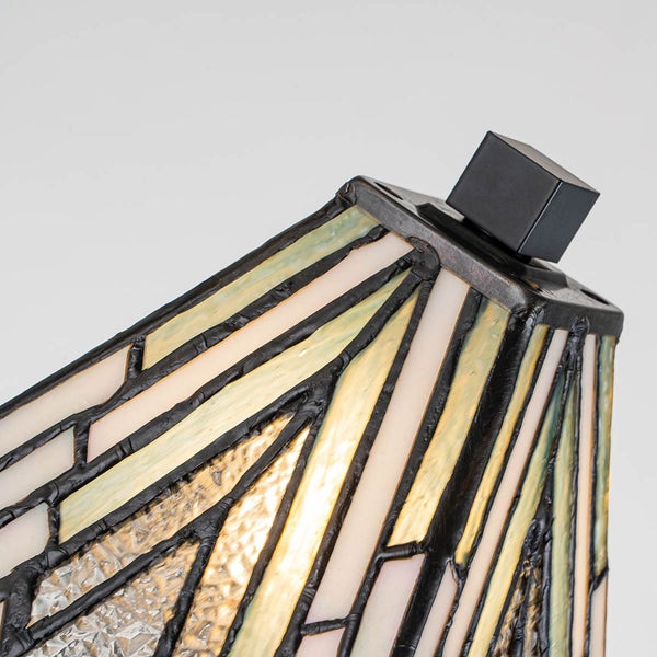 Detailansicht einer Tiffany Lampe mit geometrischem Muster und Metallfuß
