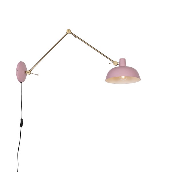Verstellbare Wandleuchte aus Metall mit Gelenkarm in Messing-Optik und rosa Schirm.
