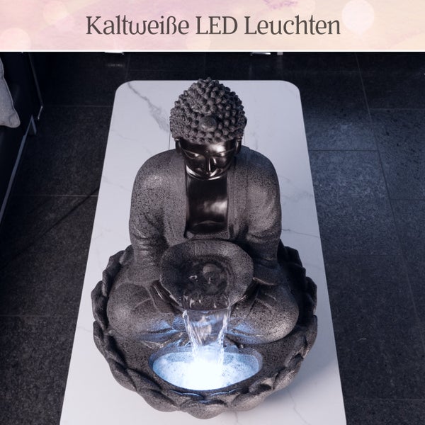 Buddha-Zimmerbrunnen mit kaltweißer LED-Beleuchtung und fließendem Wasser in Steinoptik.