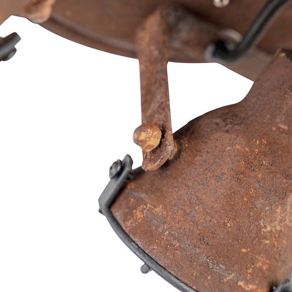 Detailaufnahme einer Deckenleuchte im Industriestil aus Metall