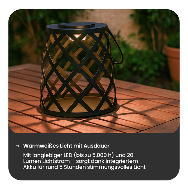 Dekorative Laterne mit LED auf einem Holztisch