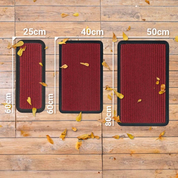 Drei rote Fußmatten in verschiedenen Größen auf Holzboden