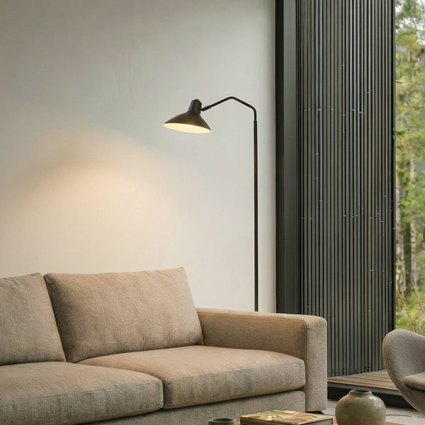 Wohnzimmer mit Sofa und Stehlampe