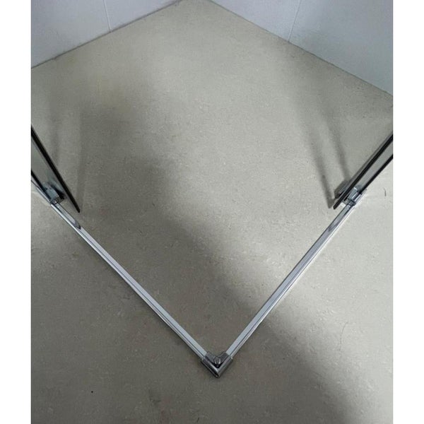 Detailaufnahme einer Ecke einer Duschkabine mit Rahmen