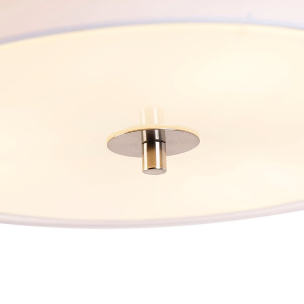 Detailansicht einer Deckenleuchte mit einer zentralen Metallhalterung an einem hellen Diffusor.