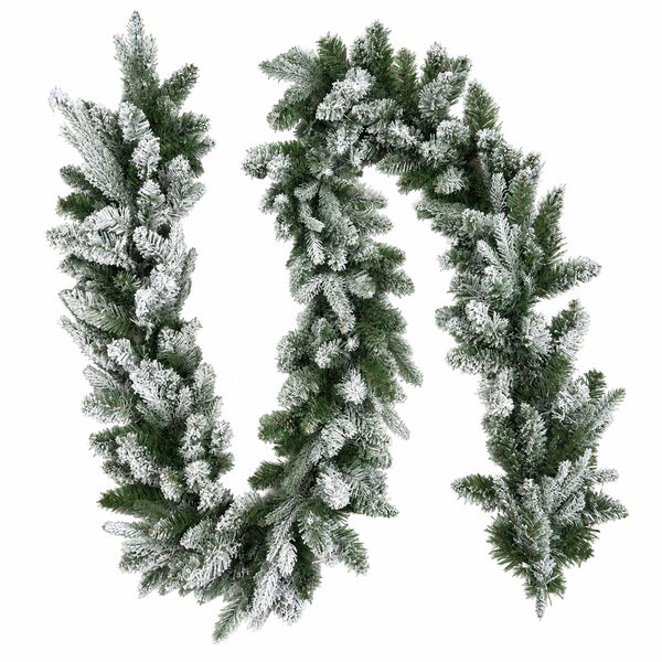 Künstliche Tannengirlande mit künstlichem Schnee für die Weihnachtsdekoration.