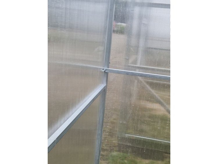 Detailaufnahme eines Gewächshausrahmens mit Verglasung