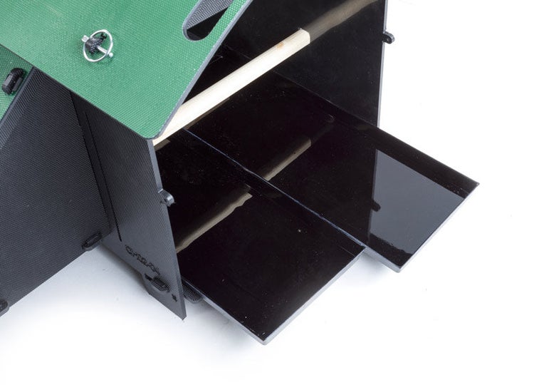 Hühnerstall aus Kunststoff mit zwei herausziehbaren Reinigungswannen und einer Sitzstange aus Holz.