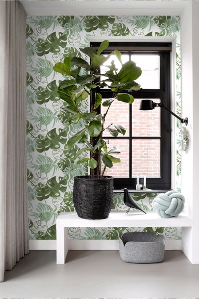 Dekoratives Interieur mit Zimmerpflanze, Fenster und Mustertapete