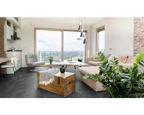 Wohnzimmer mit Sofa, Sessel, Tisch und Ausblick