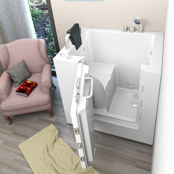 Barrierefreie Badewanne mit offener Tür, Armatur und Duschkopf neben Sessel