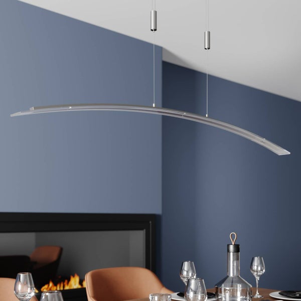 Moderne, bogenförmige LED-Hängeleuchte aus Metall über einem gedeckten Esstisch in einem eleganten Raum.