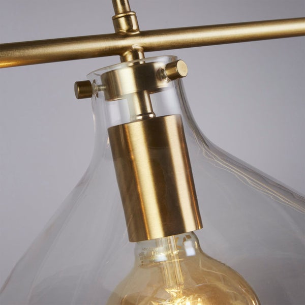 Detailansicht einer Pendelleuchte mit Glas und Metallelementen