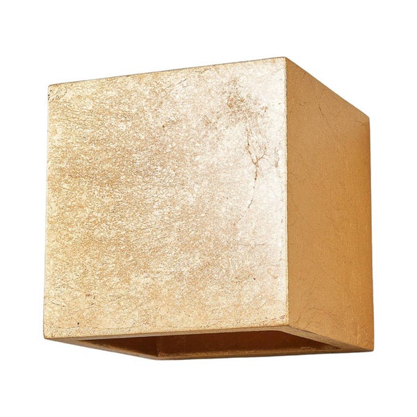 Würfelförmige Wandleuchte mit goldener Oberfläche in Blattgold-Optik.