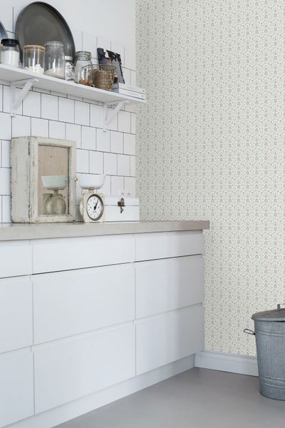 Helle Küche mit floral gemusterter Tapete, weißen Schränken und Regalen
