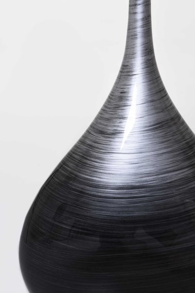 Moderne dekorative Vase in Tropfenform mit horizontal gebürsteter Oberflächenstruktur.