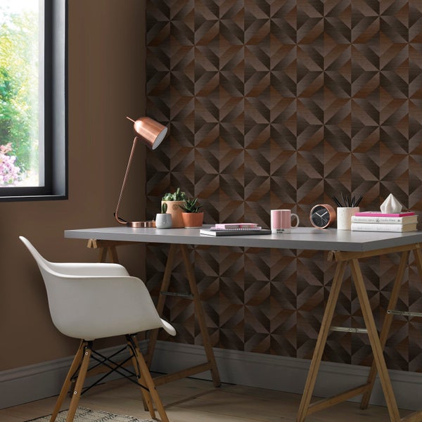 Vliestapete mit geometrischem 3D-Muster in Holzoptik hinter einem Schreibtisch im modern eingerichteten Arbeitszimmer.