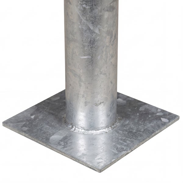 Verzinkter Stahlpfosten mit quadratischer Bodenplatte und Schweißnaht.
