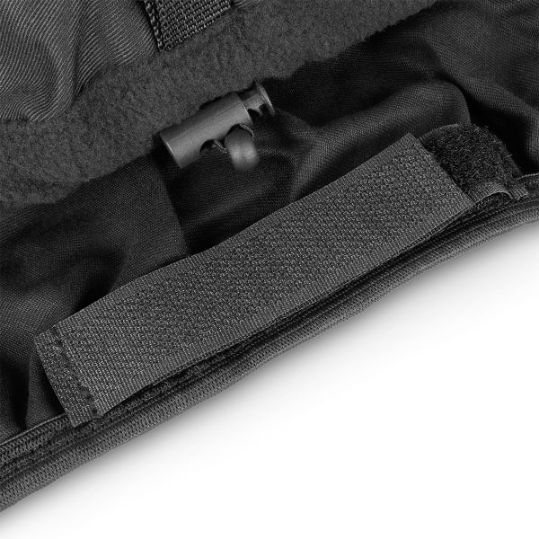 Detailansicht eines Textilstücks mit Kordelstopper und Klettverschluss