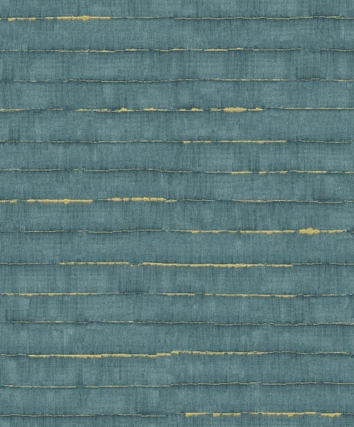 Dekoratives Wohnzimmer mit blauer gemusterter Tapete, Sessel und Beistelltisch