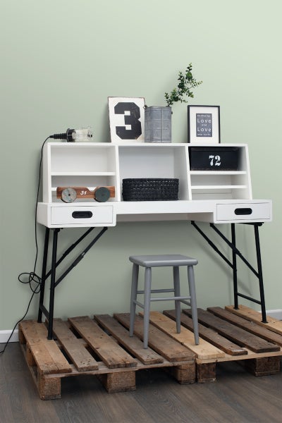 Schreibtisch mit Regalelementen, Schubladen, schwarzem Metallgestell und Hocker auf Holzpaletten