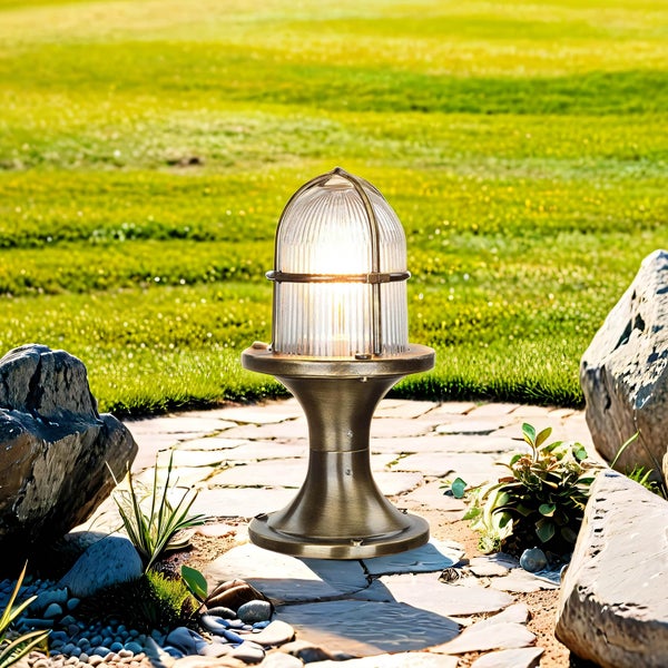 Gartenleuchte auf Steinweg mit Rasen im Hintergrund