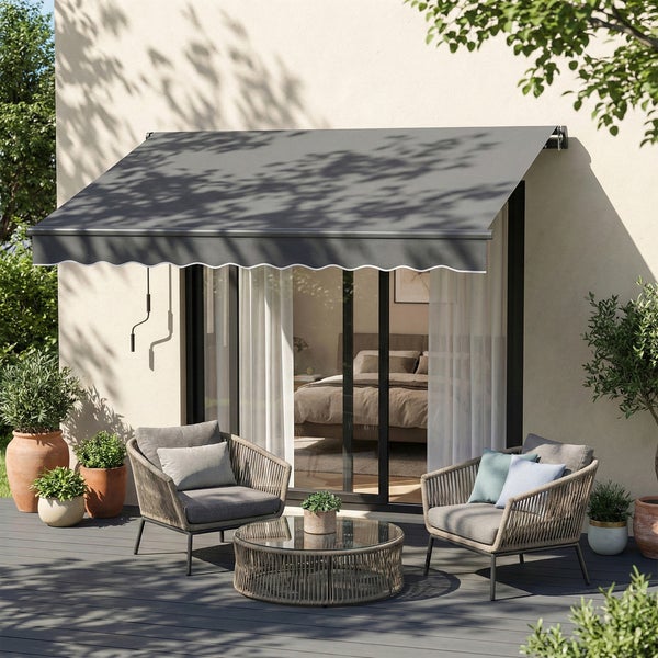 Gelenkarmmarkise über einer Terrasse mit modernen Seilgeflecht-Sesseln, rundem Glastisch und Pflanztöpfen vor einer Glasfront.