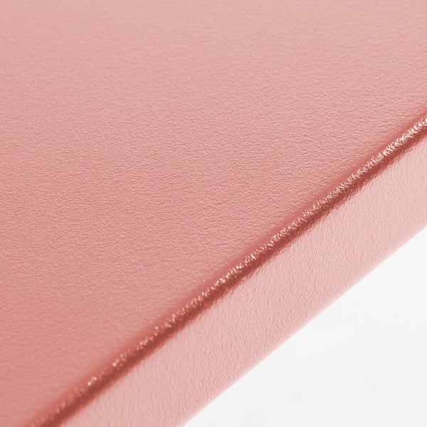 Nahaufnahme eines pulverbeschichteten Möbelfußes aus Metall mit einem Bodengleiter aus Kunststoff.