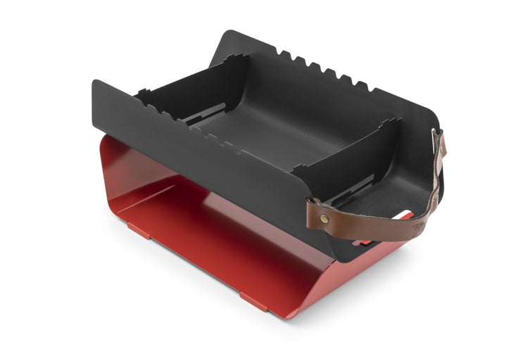 The Favilla FUMO mobiler Holzkohlegrill (48x25x11 cm) in Rot – 2-in-1 Grill mit Edelstahlrost & Spießhalterung – Inkl. Tragetasche für Camping & Balkon