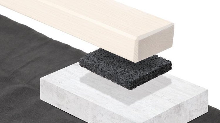 Aufbau von Unterkonstruktion: Holzbalken, Gummigranulatmatte und Betonplatte auf Bautenschutzmatte