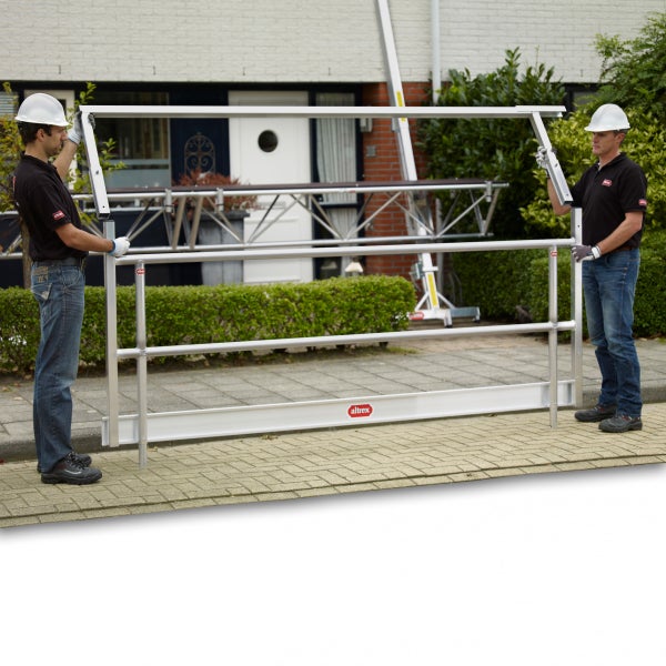 Zwei Männer montieren ein Altrex Gerüst Seitenschutzsystem.