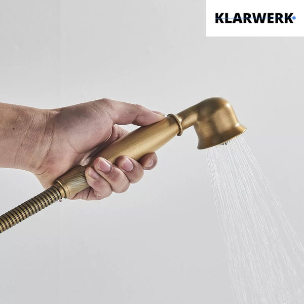 Eine Hand hält eine Handbrause von Klarwerk mit Schlauch, aus der Wasser fließt.